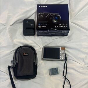 Canon PowerShot SX740 HS - Silver and Black